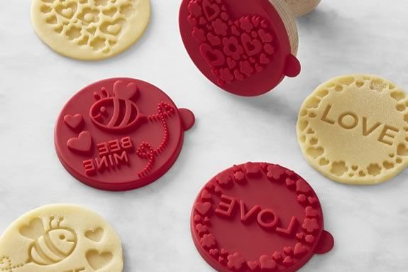 Junior chefs will make and deocrate their own valentine cookies at this Williams-Sonoma workshop class! Junior chefs will make and deocrate their own valentine cookies at this Williams-Sonoma workshop class!