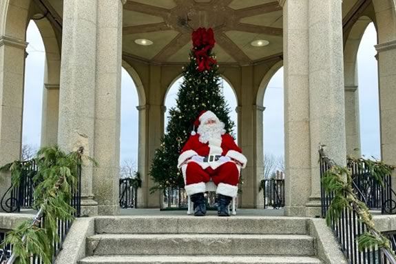 Come visit Santa at Salem Common in Massachusetts for a free photoshoot with your phone or camera!
