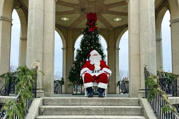 Come visit Santa at Salem Common in Massachusetts for a free photoshoot with your phone or camera! Come visit Santa at Salem Common in Massachusetts for a free photoshoot with your phone or camera!